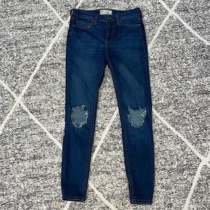 Free People; destroyed knees; size  W 26R; 61855-1655125